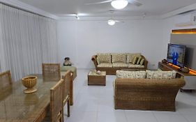 Apartamento pé na areia Guarujá 3 quartos 3 banheiros sala cozinha equipada